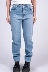 Jean mom fit de tiro alto color celeste, con roturas y desgastes en las piernas, bolsillos delanteros y traseros.