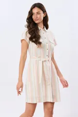 Vestido corto de lino con diseño de rayas verticales en tonos rosado, celeste, verde y beige. Presenta cuello camisero, mangas cortas, cierre frontal con botones y un lazo ajustable en la cintura.