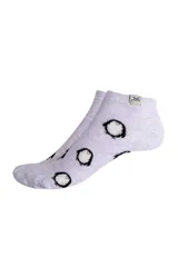 Par de medias tobilleras color lila con estampado de pingüinos.