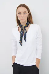 Remera de manga larga con escote en V, confeccionada en algodón de doble capa con textura suave y ajuste al cuerpo.