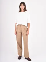 Pantalon de vestir azul oscuro, de corte recto y tiro alto, con pinzas frontales y cierre de cremallera con botón.