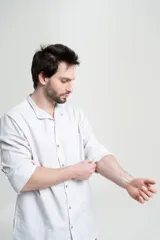 Camisa celeste de manga larga con cuello mao.