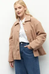 Tapado corto color beige de paño con dos bolsillos delanteros y botones veteados.