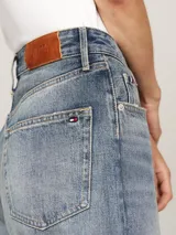 Pantalón de jean de tiro medio, corte amplio y pierna recta, con efecto lavado y detalles de la marca en la parte trasera.