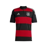 Camiseta de fútbol Adidas de la selección de Alemania, modelo visitante (Away) de 2014. Diseño de rayas horizontales anchas en color negro y rojo, con cuello mao abotonado y detalles de las franjas de Adidas en los hombros.