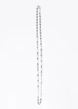 Cadena plateada de acero quirúrgico con diseño de chapitas rectangulares.