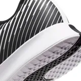 Championes de tenis Nike modelo Court Air Zoom Vapor Pro 2, color negro con detalles en blanco. Presentan un diseño de malla transpirable, tecnología Zoom Air para amortiguación y suela de goma resistente.