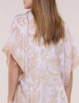 Kimono de gasa ligera con estampado floral en tonos de azul y blanco, silueta amplia, mangas cortas y detalle de borlas en el ruedo asimétrico.