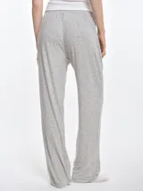 Pantalón de dormir de corte recto y calce relajado, confeccionado en viscosa con elastano de tacto suave. Presenta cintura elastizada para mayor comodidad y fluidez en la caída.