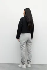 Babucha deportiva de algodón con elástico en la cintura, cordones ajustables y dos bolsillos laterales. Cuenta con interior de felpa.