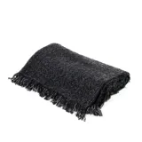 Bufanda larga color gris oscuro con textura tejida y flecos en los extremos.