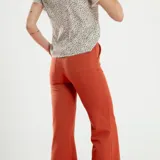 Pantalón negro acampanado de tiro alto con bolsillos laterales.