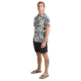 Camisa de manga corta Roark Bless Up de tejido técnico perforado con estampado tropical de hojas, cuello camisero y cierre frontal de botones.
