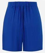 Short de corte recto confeccionado en viscolino, color azul, con cintura trasera elástica, tapetas frontales con botones decorativos, cierre oculto y costura marcada.