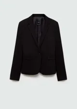 Blazer negro de corte recto y estilo sastre, con cuello de solapa con muesca, cierre frontal de un botón, mangas largas con puños abotonados y dos bolsillos delanteros con solapa.