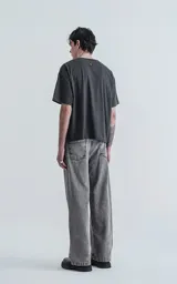 Pantalón de denim 100% algodón, color gris oscuro con lavado ácido (acid wash). De corte wide leg y tiro alto, con cinco bolsillos.