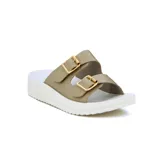 Sandalias de tiras color beige con hebillas doradas, base blanca y plataforma baja.