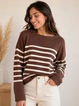 Sweater de tejido de punto con diseño de rayas horizontales en color marrón y crema, con escote redondo a la base y mangas largas.
