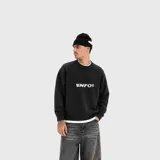 Sweater negro de punto con cuello redondo y el logotipo "VNFO" bordado en blanco en el centro del pecho.