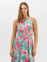 Vestido largo de chifón con estampado floral en tonos rosa y turquesa. Presenta cuello halter con abertura tipo lágrima, cintura drapeada con detalle de nudo central y falda amplia con capas asimétricas. Incluye forro interior y cierre invisible en la espalda.