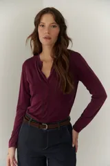 Remera manga larga color borgoña con cuello en V y costuras decorativas verticales.