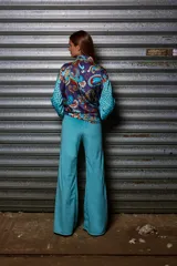 Pantalón palazo de terciopelo color celeste, de tiro medio y corte acampanado.