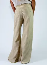 Pantalon de lino a rayas, con diseño de pierna ancha y cordón ajustable en la cintura.