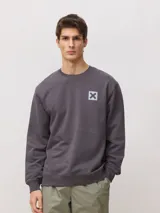 Sudadera de cuello redondo color gris oscuro, con estampado cuadrado en la espalda que contiene una X grande y texto pequeño en la parte inferior. Confeccionada en algodón orgánico de corte regular.