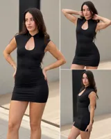 Vestido corto negro ajustado, sin mangas, con cuello alto mao y abertura frontal tipo gota en el pecho.