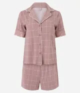 Pijama de dos piezas confeccionado en microfibra color rosado, con estampado geométrico. Incluye camisa de manga corta con cuello con solapa, cierre frontal con botones y detalles de encaje en las mangas, y short con cintura elástica.