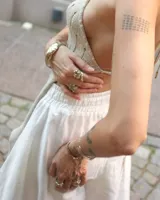 Brazalete rígido de diseño orgánico con textura irregular y acabado brillante, elaborado artesanalmente en metales nobles.