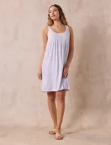 Camisón corto de tejido suave con estampado floral, escote redondo con botones y detalle plisado en la parte delantera.