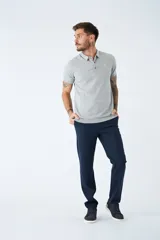 Polo tejida azul marino de manga corta con logo bordado y corte regular.