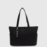 Tote bag de nylon color negro con doble asa de hombro. Presenta un diseño minimalista con el logo de la marca en el frente y un detalle decorativo de tira con hebilla metálica colgando de una de las asas.