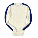 Buzo deportivo color beige, de algodón 100%, con cuello redondo y mangas largas con franjas azules.