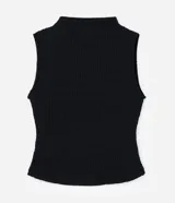 Musculosa negra con cuello alto y textura tipo panal de abeja.