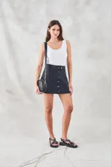 Musculosa verde militar de algodón peinado con corte ajustado.