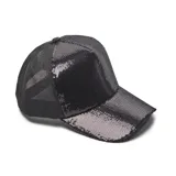 Gorra de béisbol negra con lentejuelas y malla en la parte trasera.