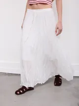 Falda larga blanca de estilo bohemio, con cintura elástica fruncida y cordón ajustable.