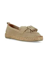 Slip on de gamuza color beige, con detalle de flecos en el empeine y suela de yute trenzado.