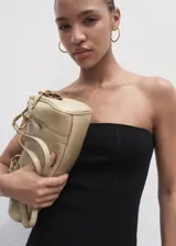 Top strapless de punto fino, con diseño recto y corte largo a la cadera.