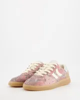Championes Coolway modelo Goal Pink Mamba con estampado de piel de serpiente en tonos rosados y grises, detalles en cuero marrón y beige, y suela de goma.