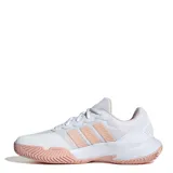 Championes deportivos Adidas modelo Game Court 2, diseñados para tenis, en color blanco con detalles en rosado suave. Presentan una estructura de malla transpirable con refuerzos sintéticos y suela de goma con patrón de agarre.