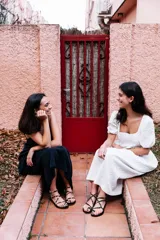 Sandalias planas con tiras de animal print.