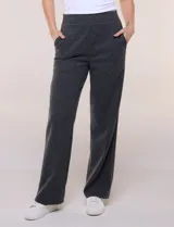 Pantalón jogger soft de tiro alto, color beige, con pierna recta y ancha, pretina elástica y bolsillos laterales.