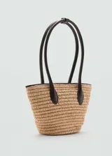 Bolso tipo cesta de fibra natural con diseño tejido, cuenta con doble asa corta y detalles en contraste de color oscuro.