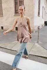 Vestido corto de escote redondo y tirantes anchos, con diseño de volantes en el bajo.