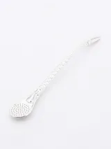 Bombilla de metal plateado con diseño torneado en el cuerpo y filtro con orificios en la parte inferior.