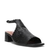 Sandalias de cuero negro para mujer, con taco cuadrado medio y diseño calado en la capellada con bordes ondulados. Posee tira ajustable en el talón con hebilla metálica.