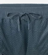 Bermuda deportiva masculina color verde oliva, confeccionada en poliéster y elastano. Posee cintura elástica con cordón interno ajustable y estampa reflectante en el lateral. Ideal para actividades deportivas.